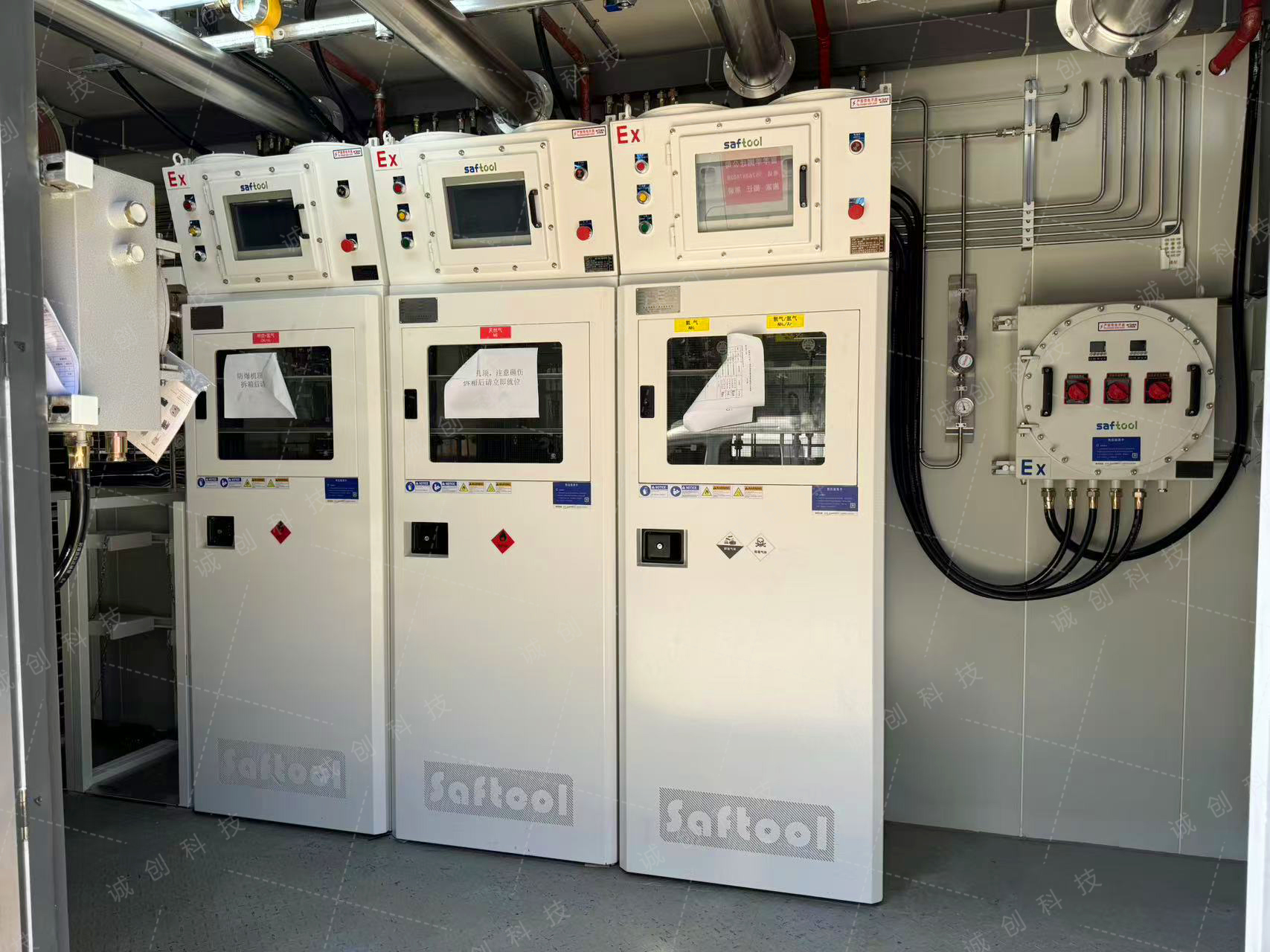 易燃易爆移動(dòng)氣站中的3臺(tái)特氣柜（正面照)