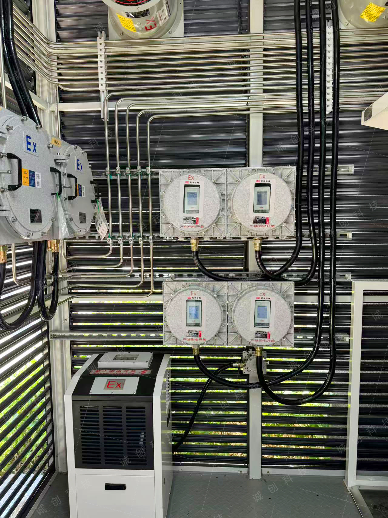 易燃易爆移動(dòng)氣站中的1臺(tái)溫度、濕度控制箱